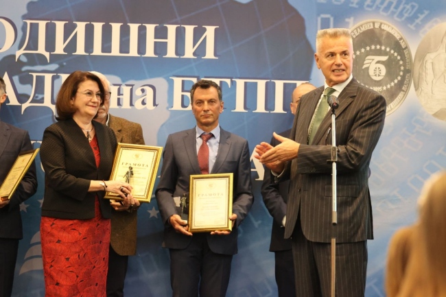 Статуетка \"ХЕРМЕС\" и първо място за Търговско-промишлена палата -Враца, в категория \"Регионални търговско-промишлени палати (камари) в системата на БТПП\"