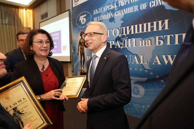 Статуетка \"ХЕРМЕС\" и първо място за Търговско-промишлена палата -Враца, в категория \"Регионални търговско-промишлени палати (камари) в системата на БТПП\"